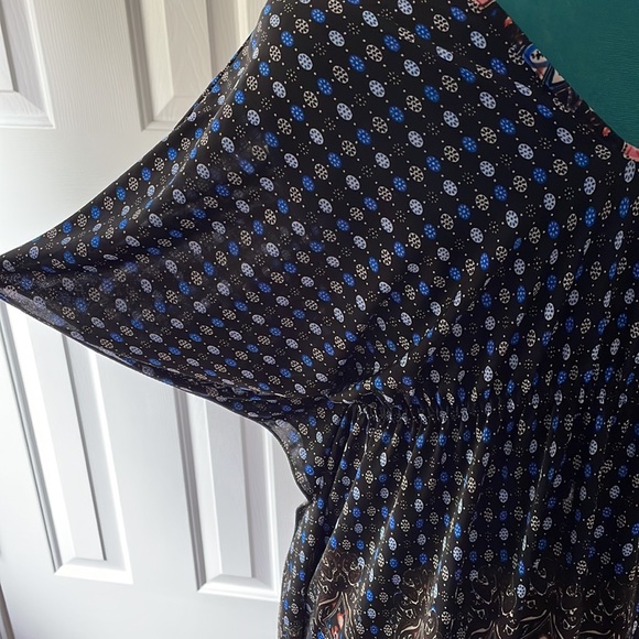 Beautiful beach cover up - Picture 5 of 7